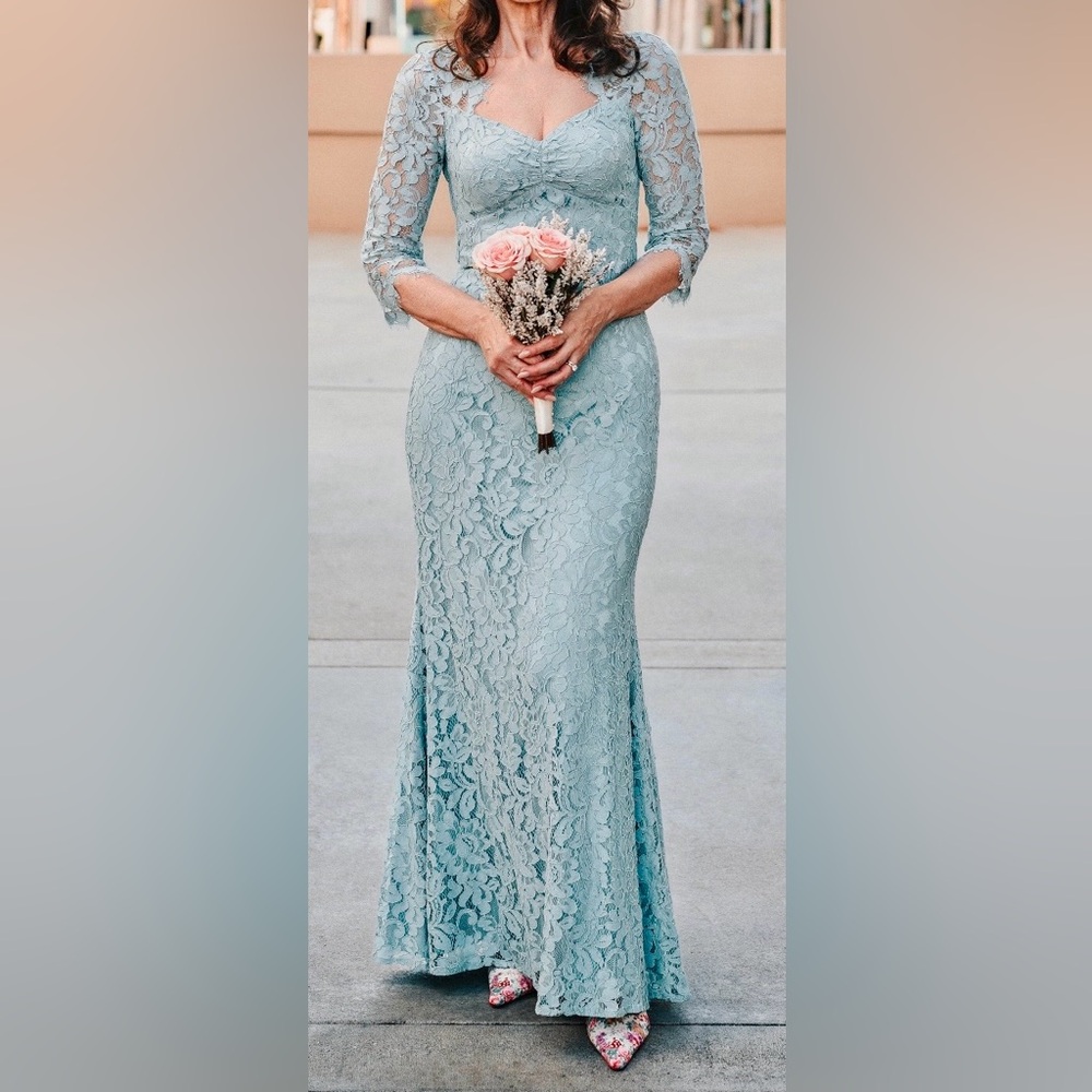 Gorgeous, Vintage Style Floral Lace Trumpet Gown - Picture 2 of 6